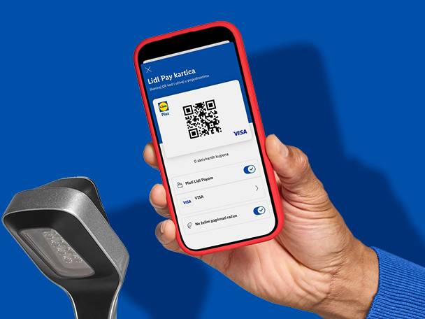 Ruka drži pametni telefon s aplikacijom za plaćanje i QR kodom, pored skenera.