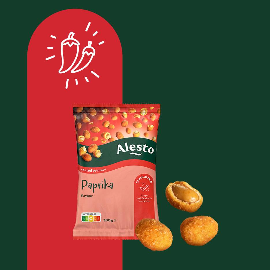 Pakiranje kikirikija s okusom paprike i tri kikirikija, jedan otvoren, na crveno-zelenoj pozadini.