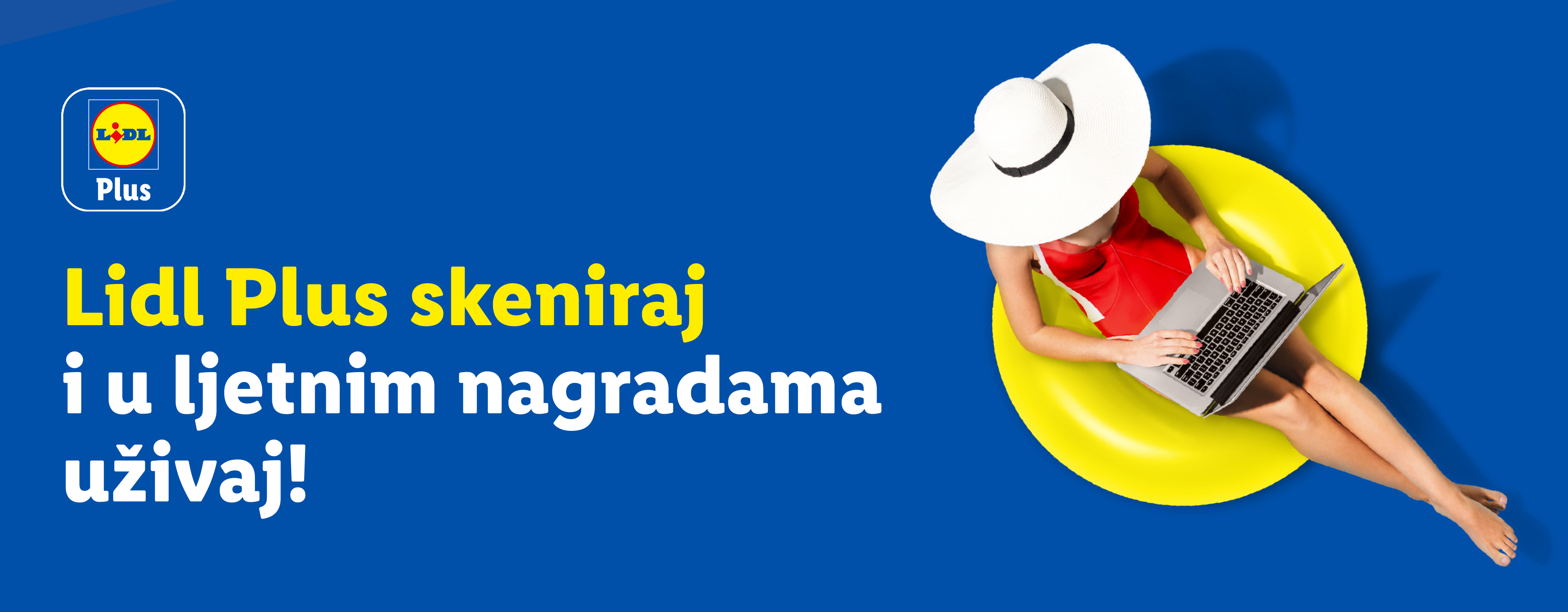 Žena u crvenom kupaćem kostimu i šeširu s laptopom na žutom kolutu za plivanje, s tekstom o ljetnim nagradama.