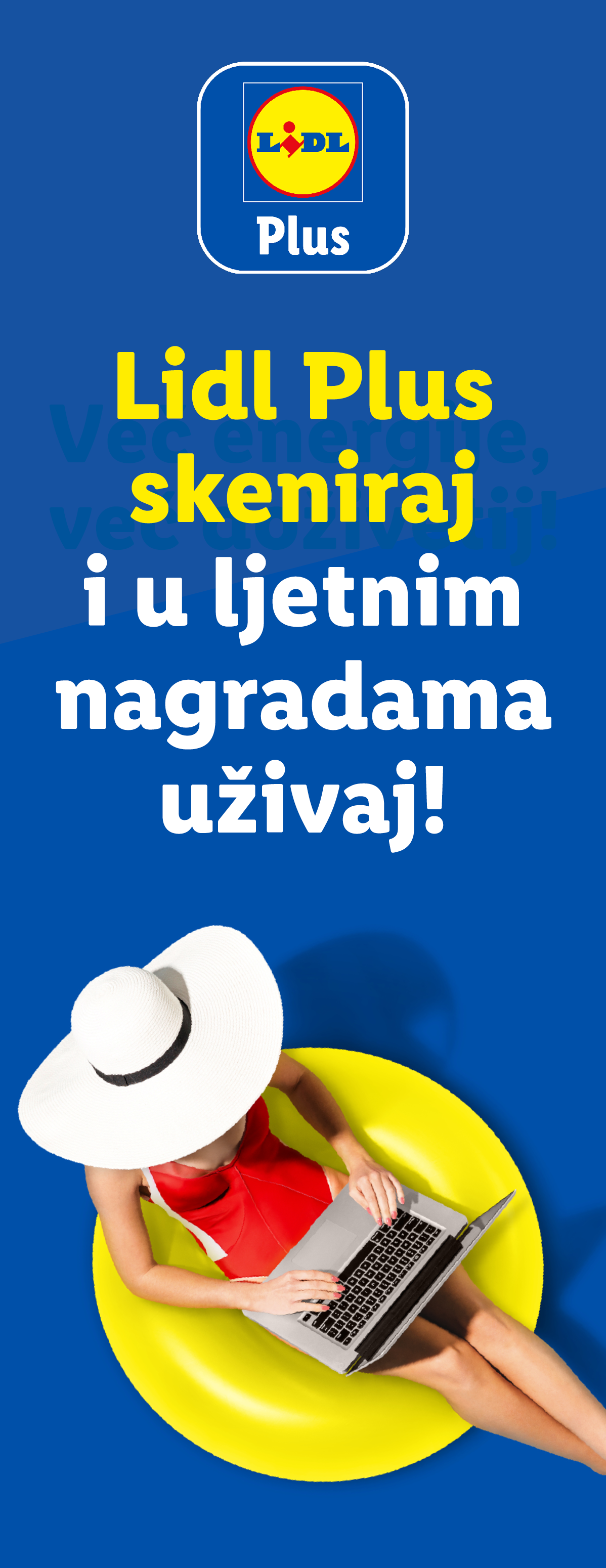 Žena u crvenom kupaćem kostimu i šeširu s laptopom na žutom kolutu za plivanje, s tekstom o ljetnim nagradama.