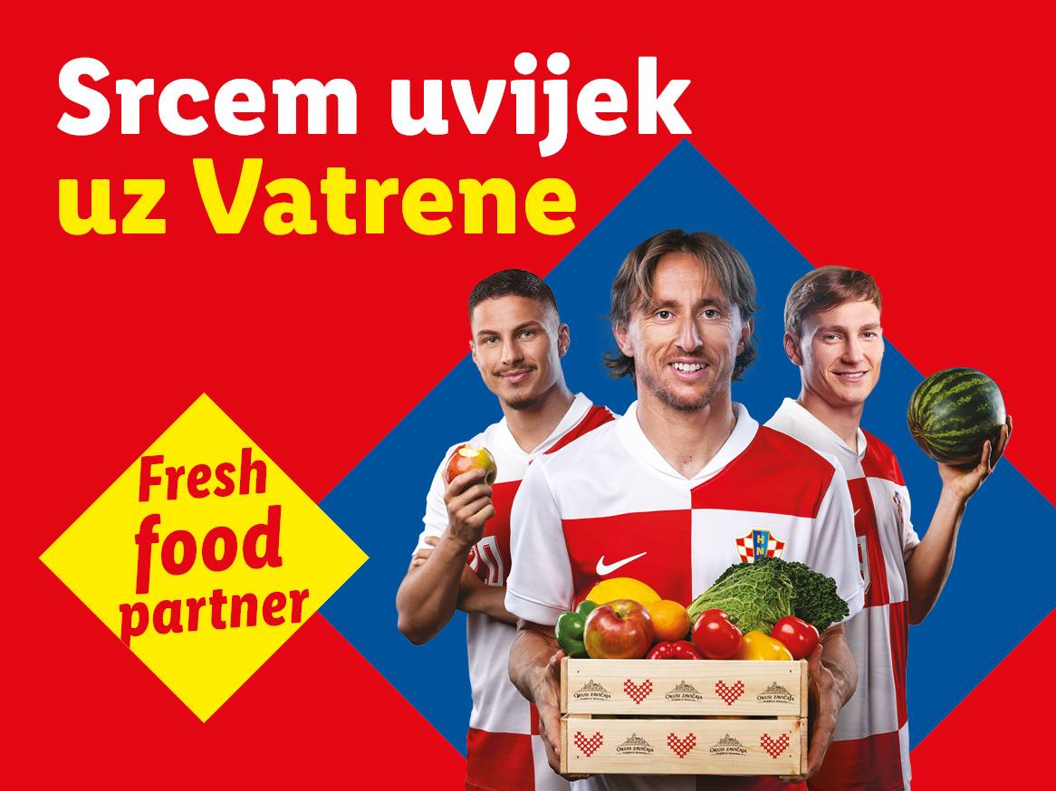 Nogometaši s voćem i povrćem, natpis: 'Srcem uvijek uz Vatrene', 'Fresh food partner'.