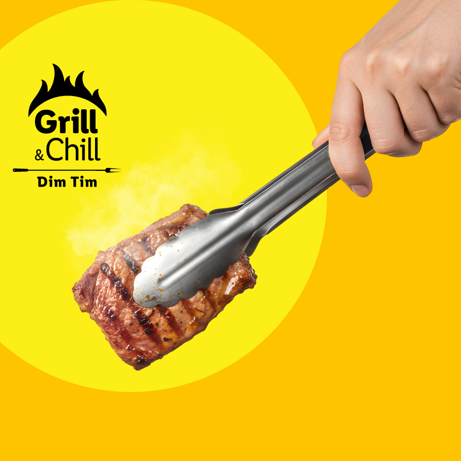 Ruka drži odrezak na žaru hvataljkama, s logotipom 'Grill & Chill Dim Tim'.