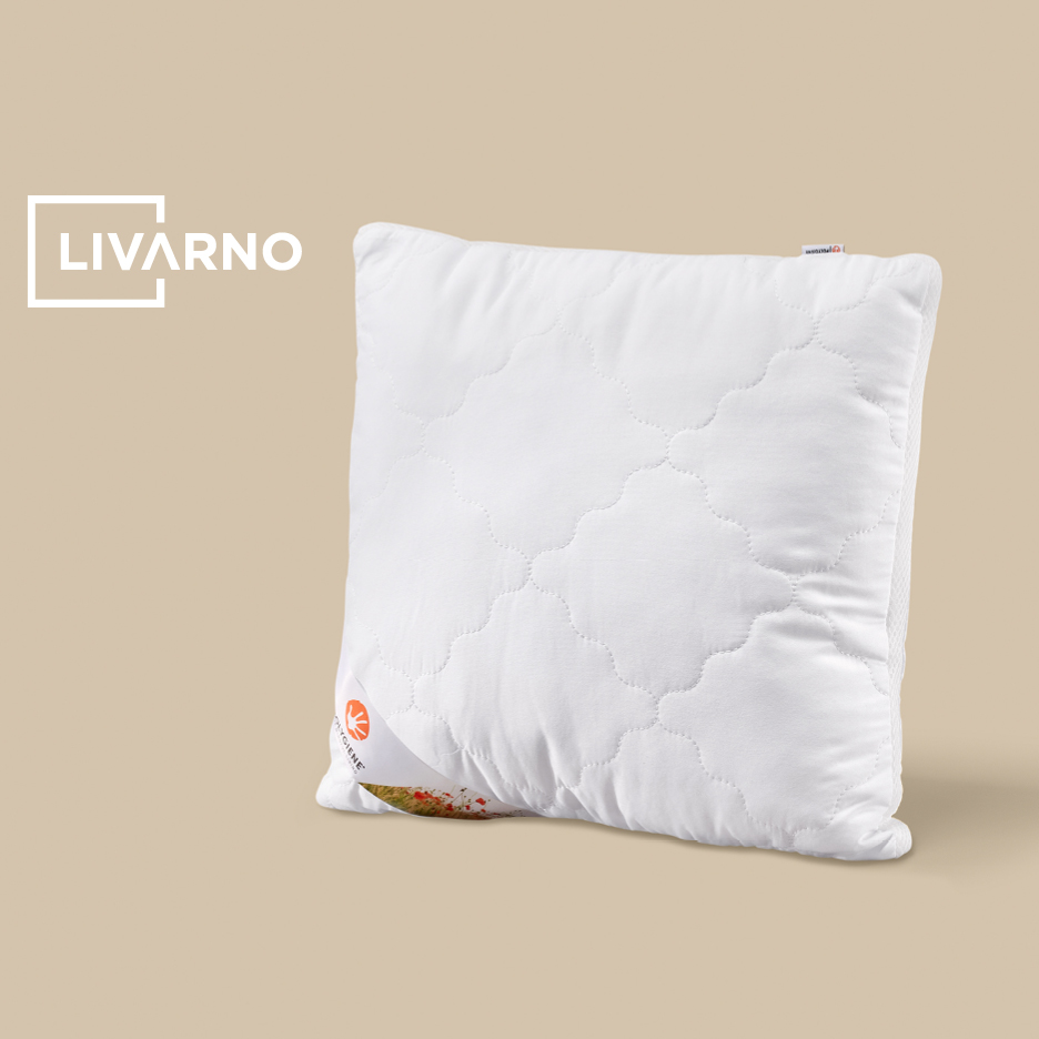 Bijeli prošiveni jastuk na bež pozadini