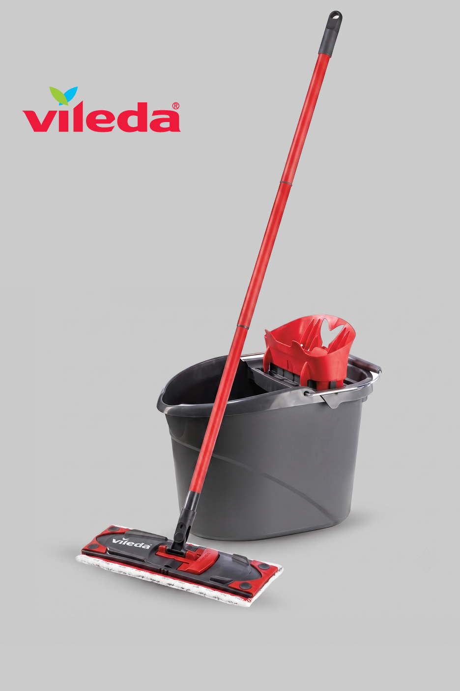 Crveni mop i siva kanta s cjedilom za mop.