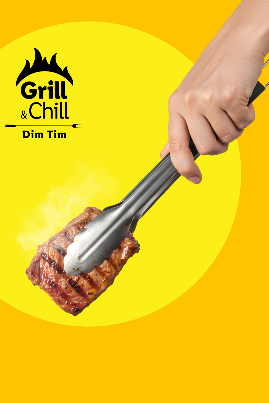 Ruka drži odrezak na žaru s natpisom 'Grill & Chill Dim Tim' na žutoj pozadini.