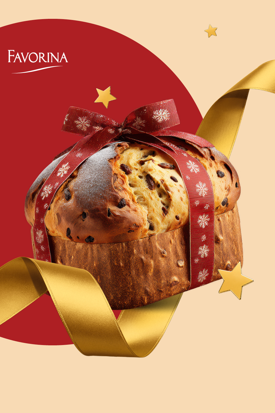 Favorina panettone kolač ukrašen crvenom vrpcom s motivom pahuljica i zlatnom ukrasnom trakom.