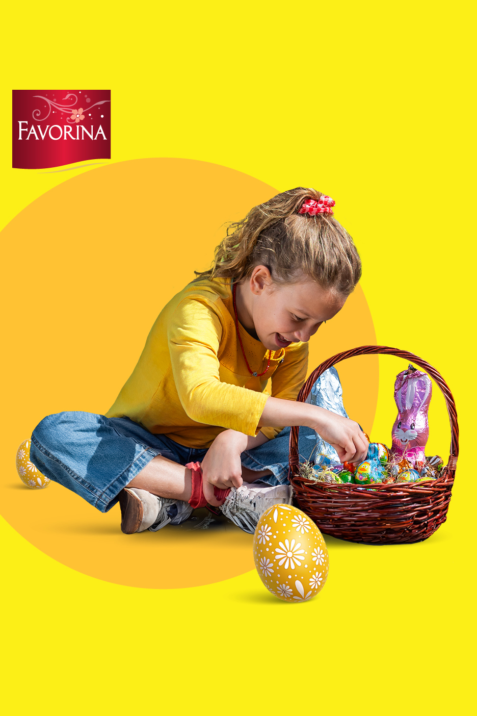 Djevojčica s košarom punom čokoladnih zečeva i uskršnjih jaja.