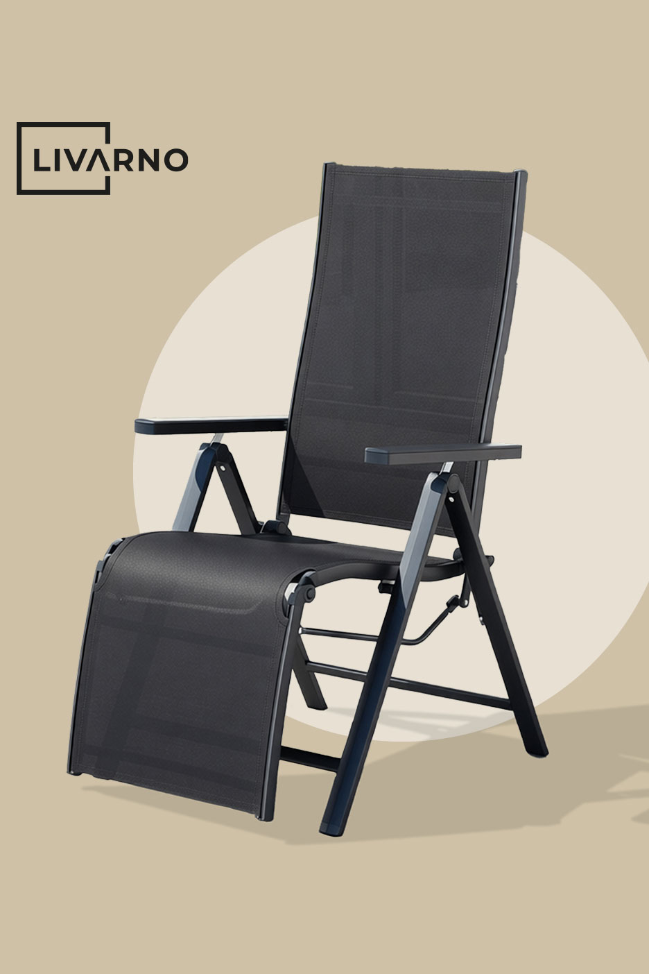 Crna sklopiva vrtna stolica s naslonima za ruke i produžetkom za noge.