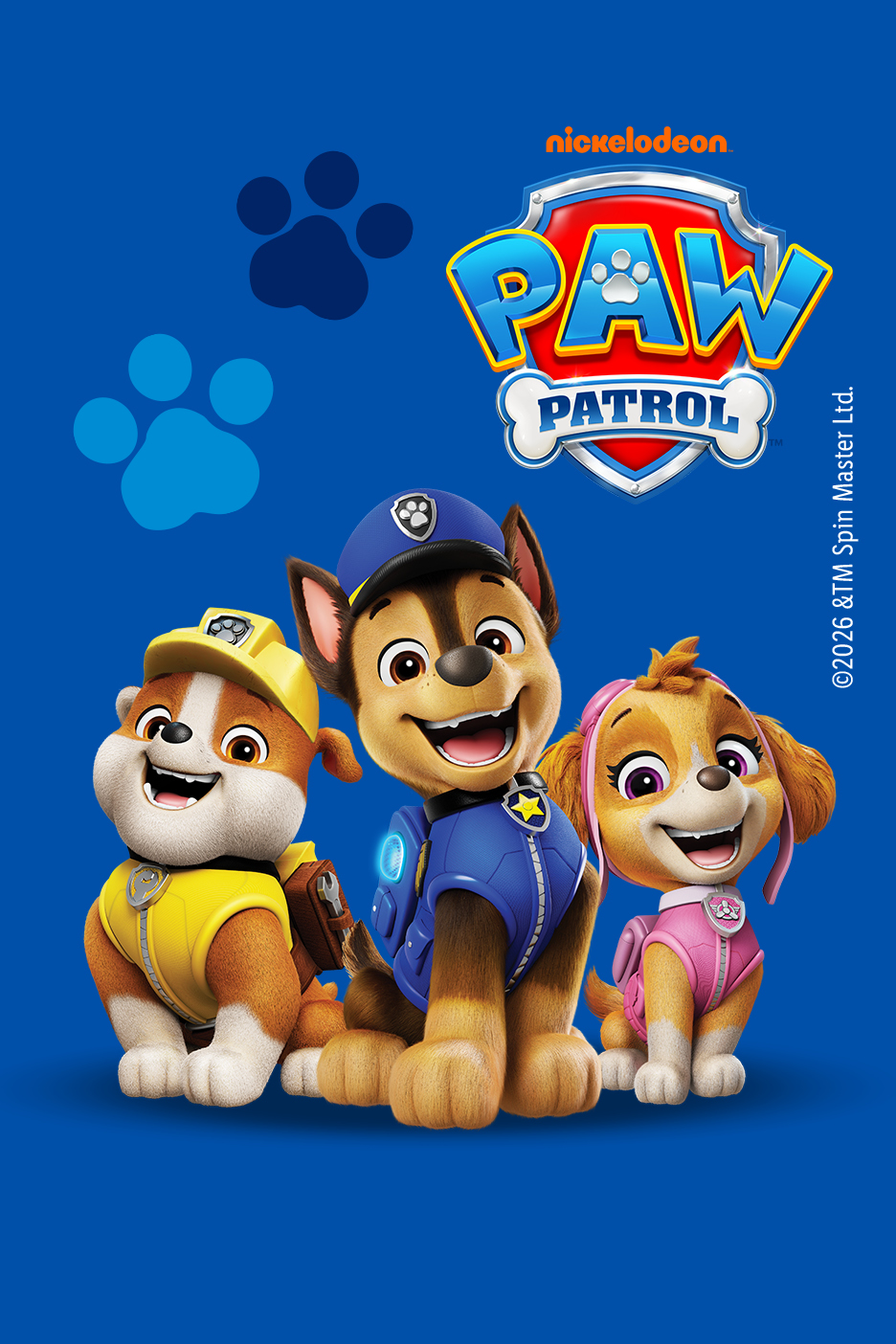 Tri šteneta iz crtića, uključujući policijskog psa, na plavoj pozadini s logotipom i otiscima šapa.
