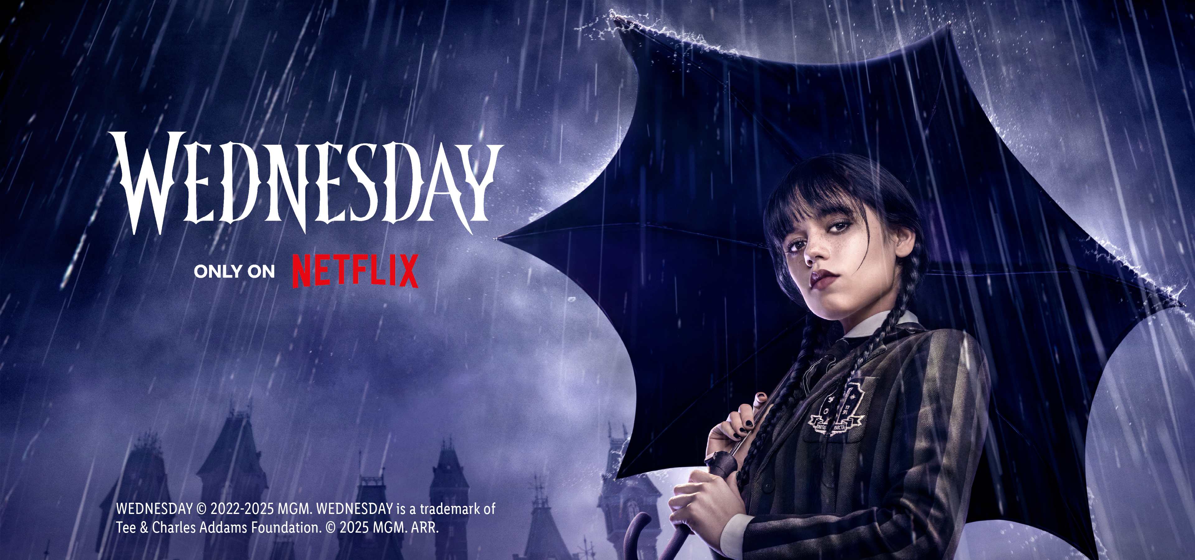 Wednesday Addams s kišobranom na kiši, s logotipom serije i Netflixa.