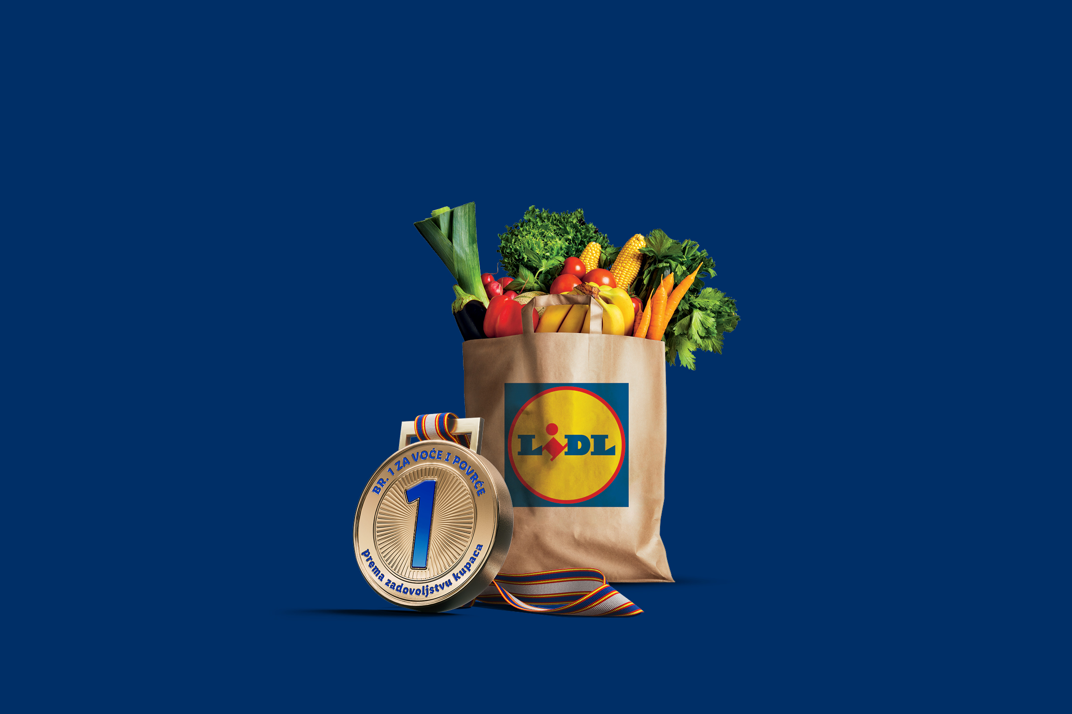 Papirnata vrećica puna svježeg voća i povrća, uz zlatnu medalju za zadovoljstvo kupaca.