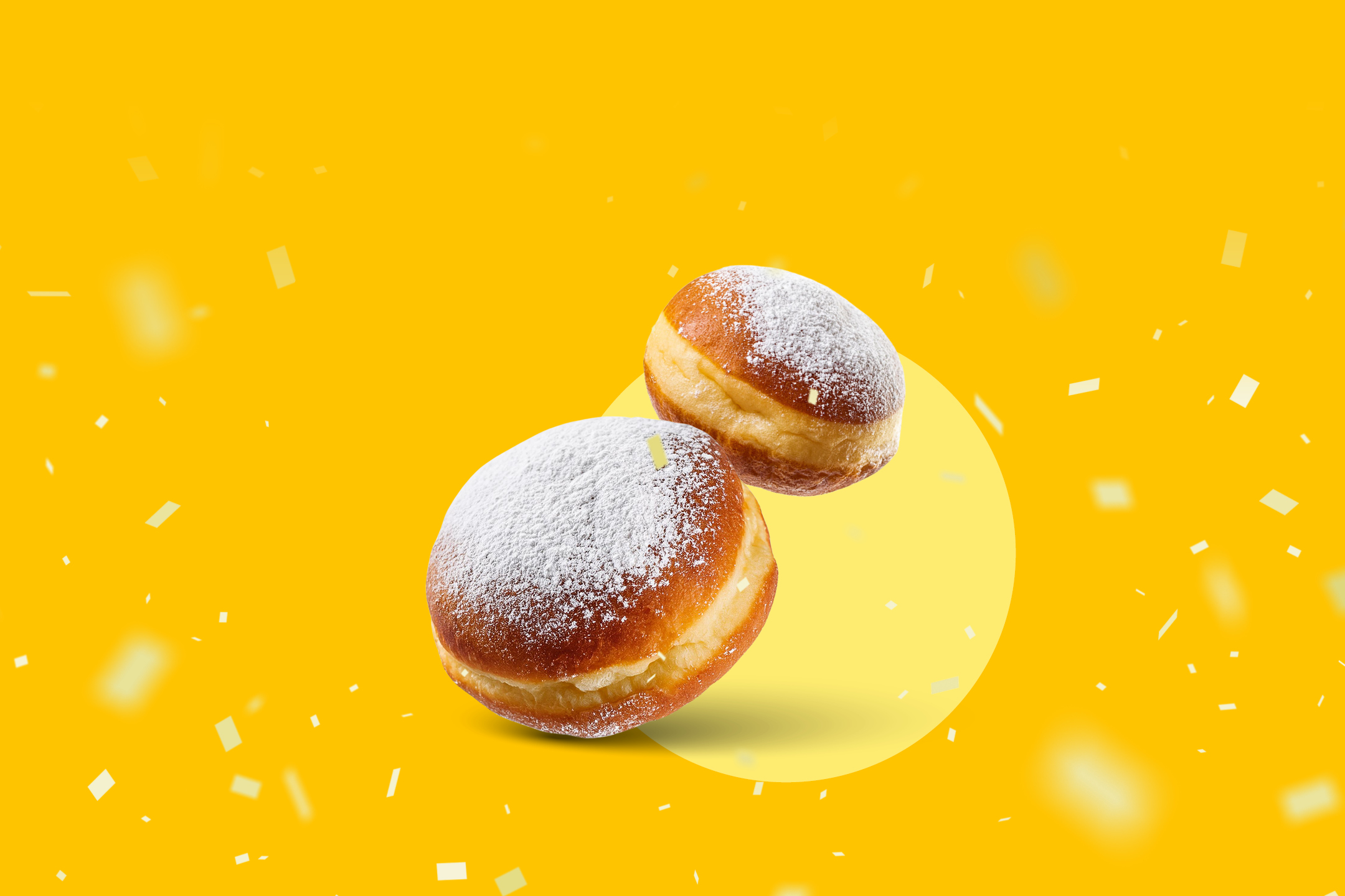 Dvije krafne posute šećerom u prahu na žutoj pozadini s konfetima.