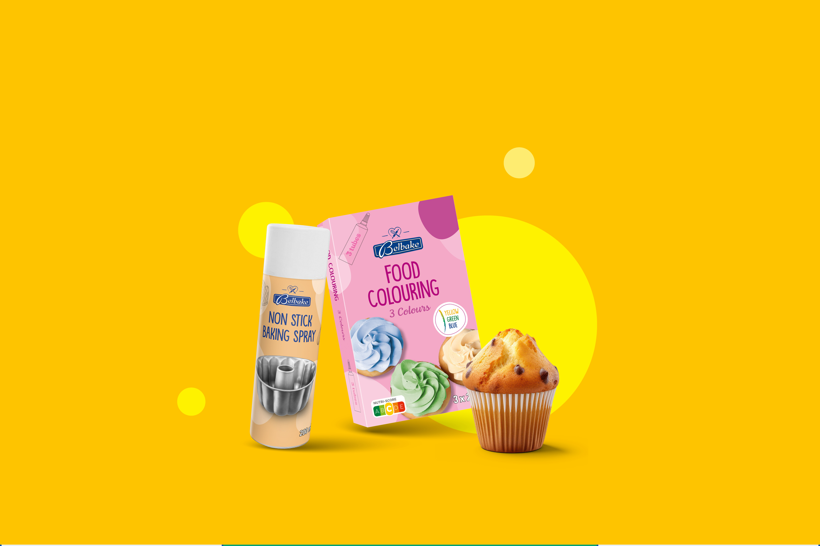 Sprej za pečenje protiv lijepljenja, kutija s bojama za hranu i kolačić s komadićima čokolade.