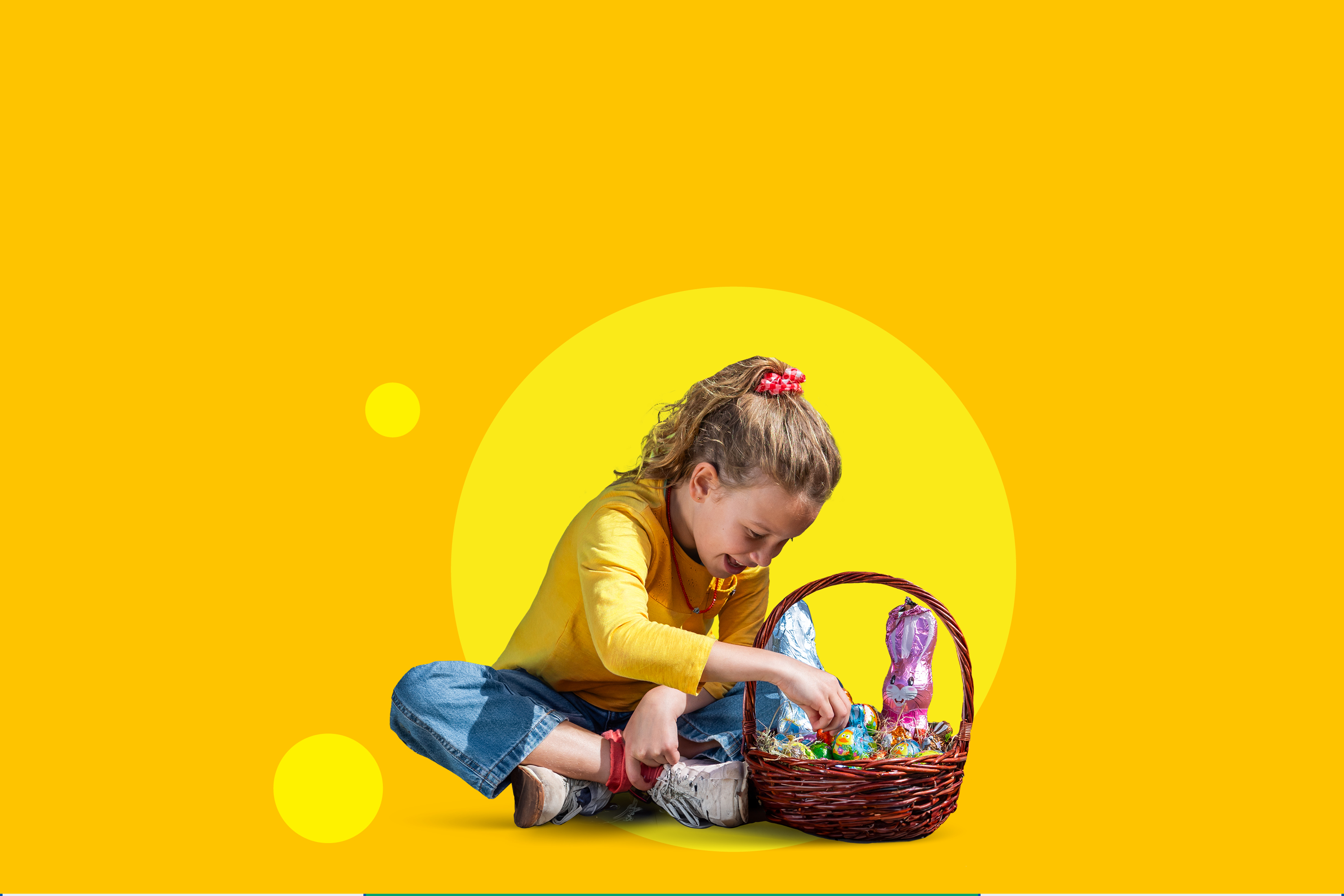 Djevojčica s pletenom košarom punom čokoladnih zečeva i jaja.