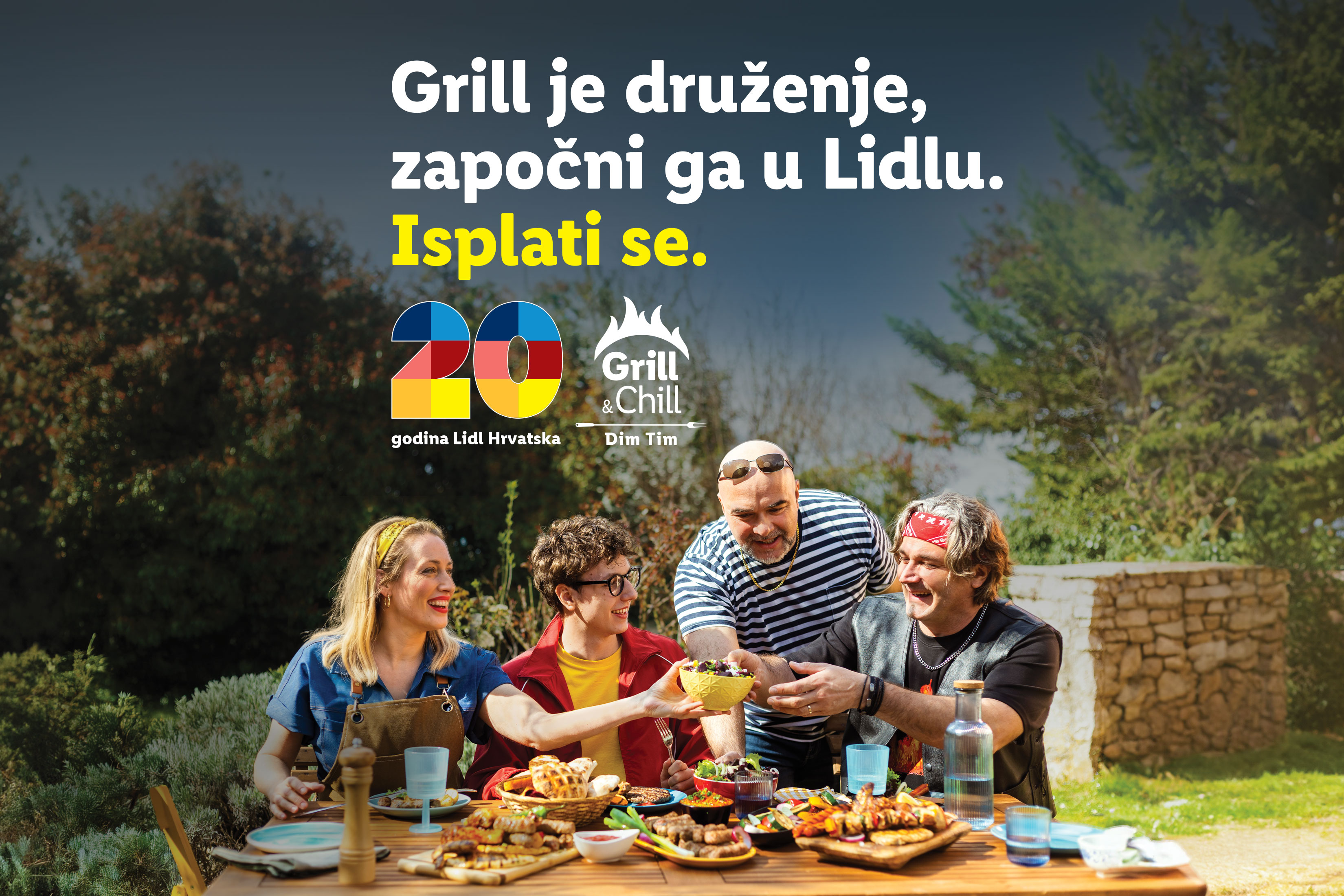Četvero ljudi uživa u roštilju s mesom, povrćem i salatama. Tekst: Grill je druženje, započni ga u Lidlu. Isplati se.