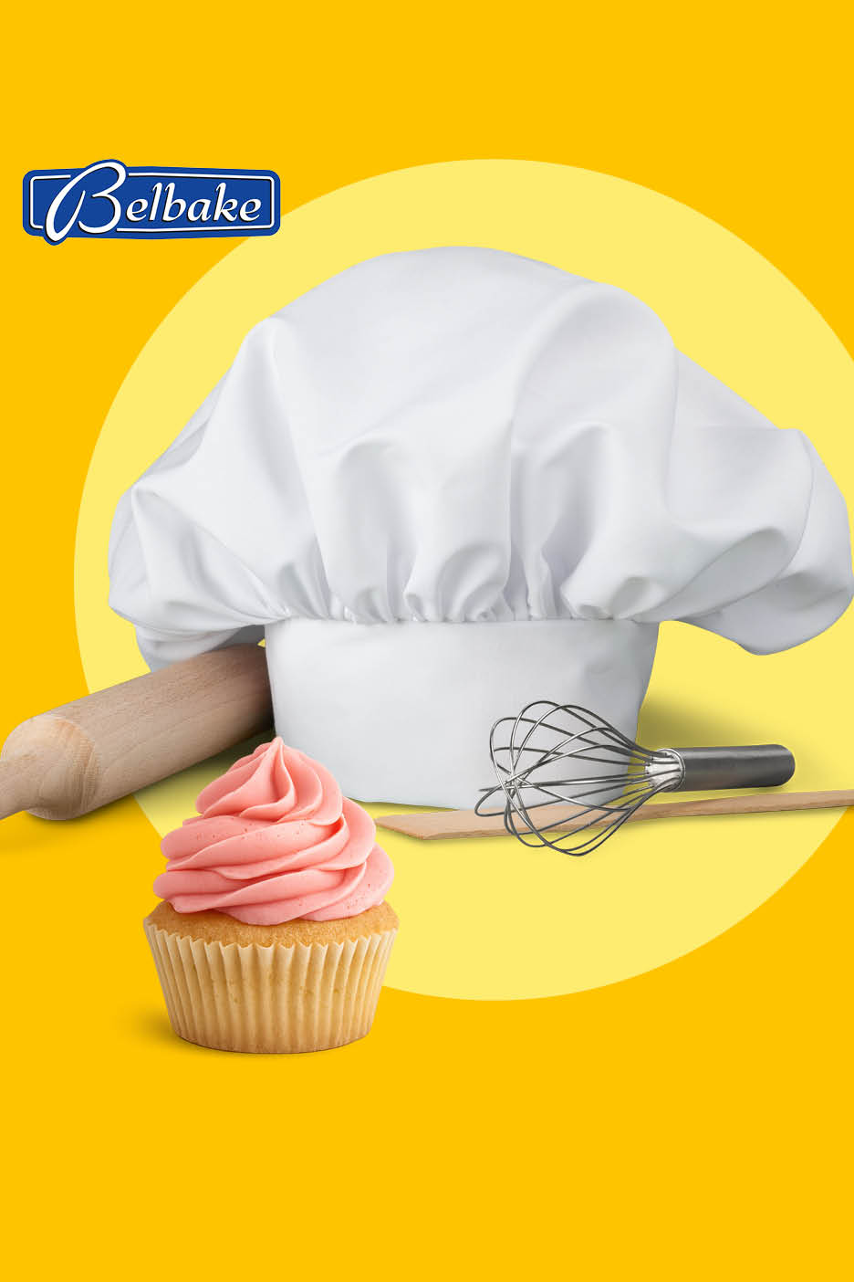 Kuharska kapa, valjak, pjenjača i kolačić s ružičastom glazurom na žutoj pozadini.