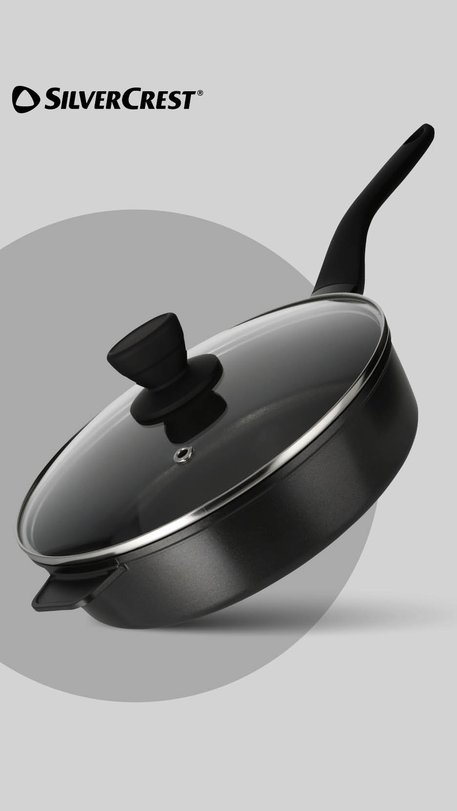 Crna tava s poklopcem i ručkom, nagnuta na sivoj pozadini.