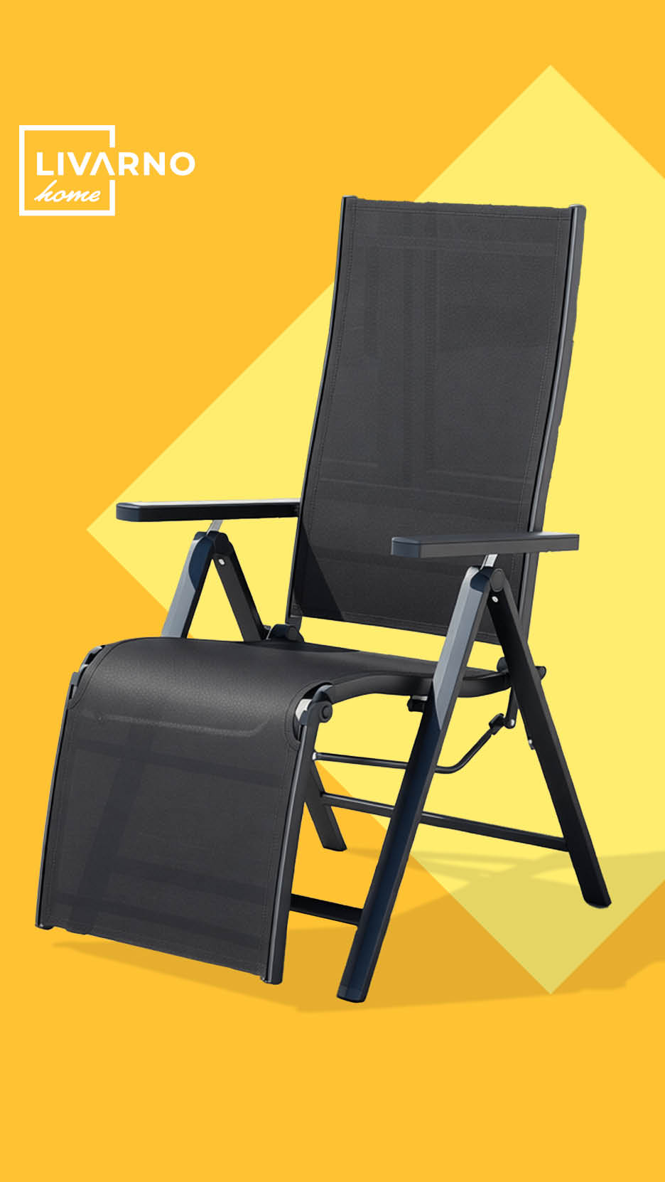 Crna sklopiva vrtna stolica s naslonima za ruke na žutoj pozadini.