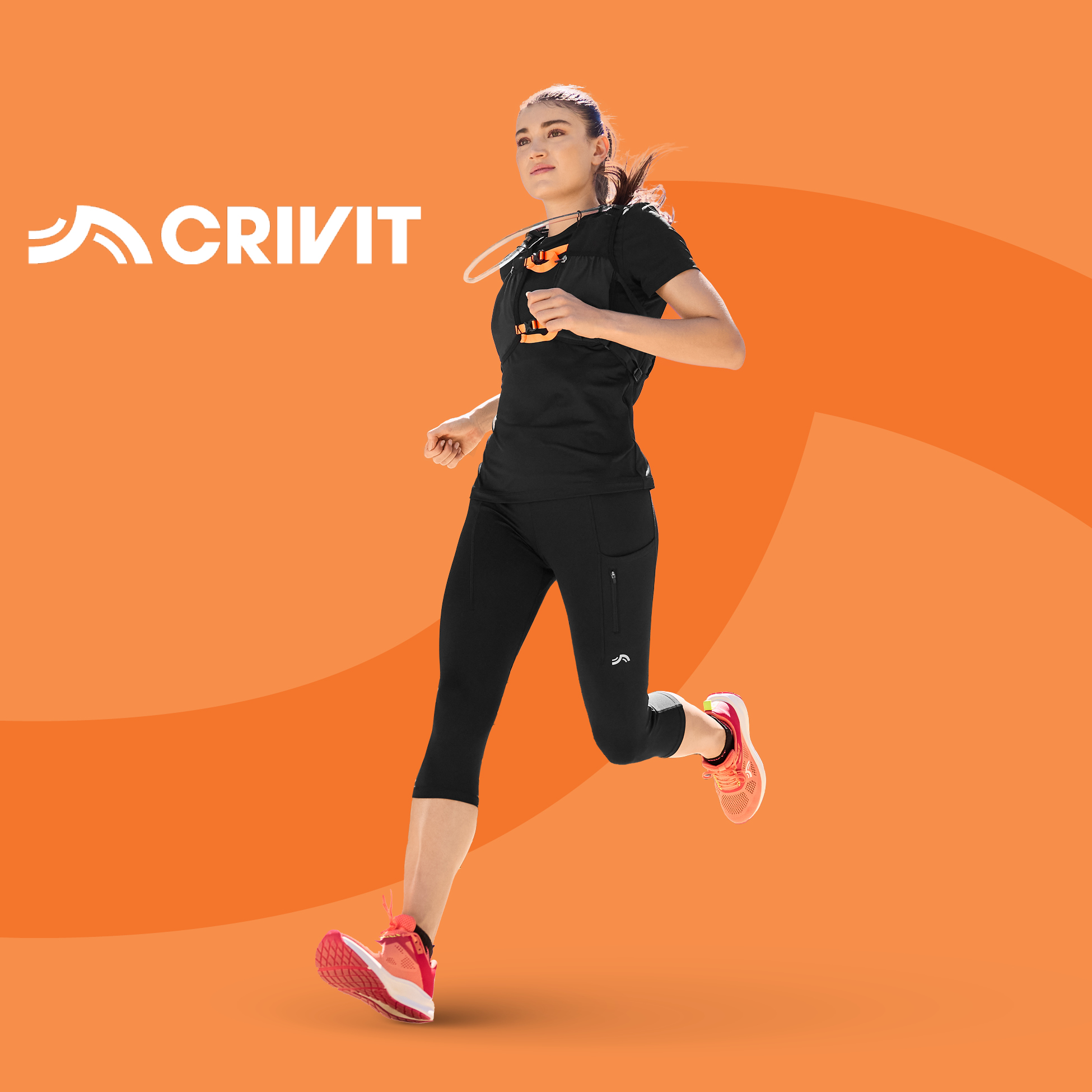 Žena trči u crnoj sportskoj odjeći i tenisicama, s ruksakom za hidrataciju, na narančastoj pozadini.
