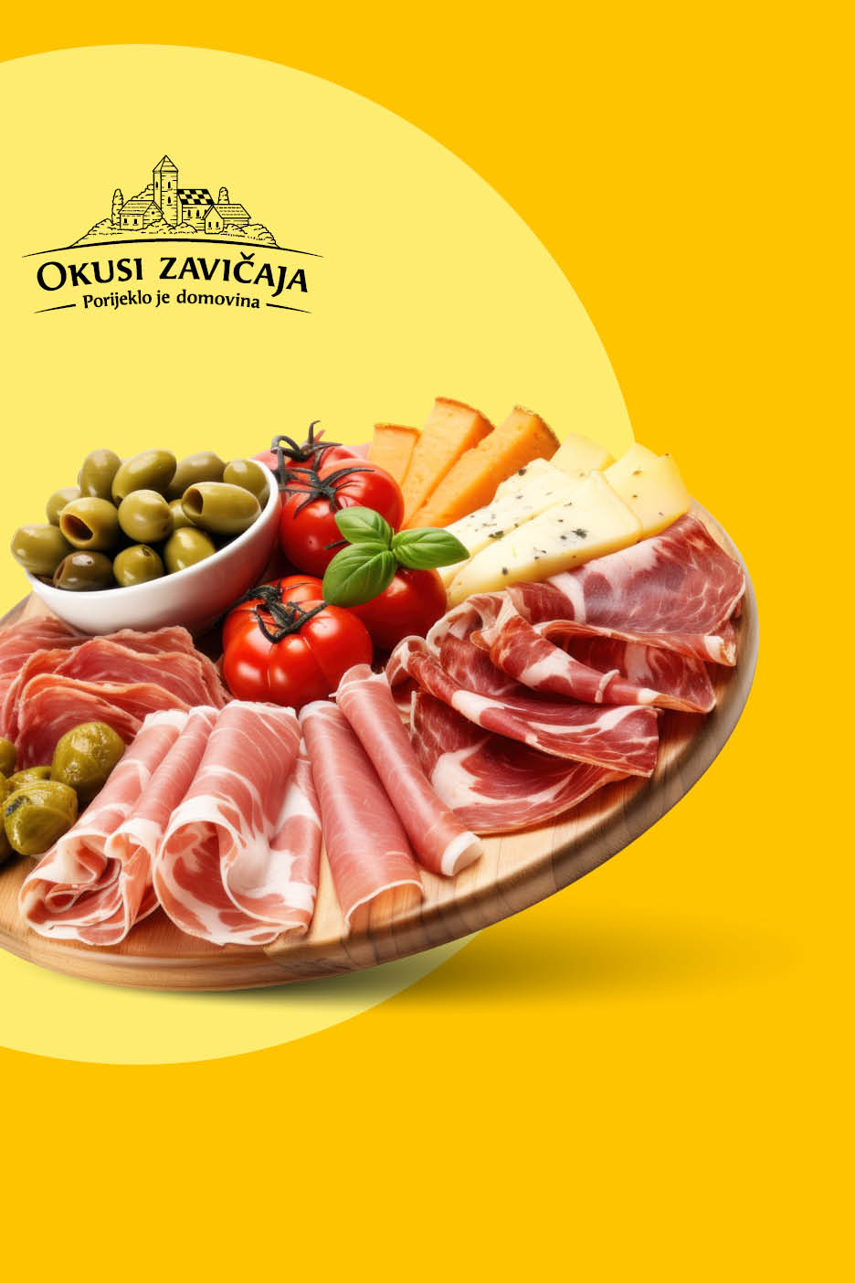 Pladanj s maslinama, rajčicama, sirom i suhomesnatim proizvodima, s logotipom 'Okusi zavičaja'.