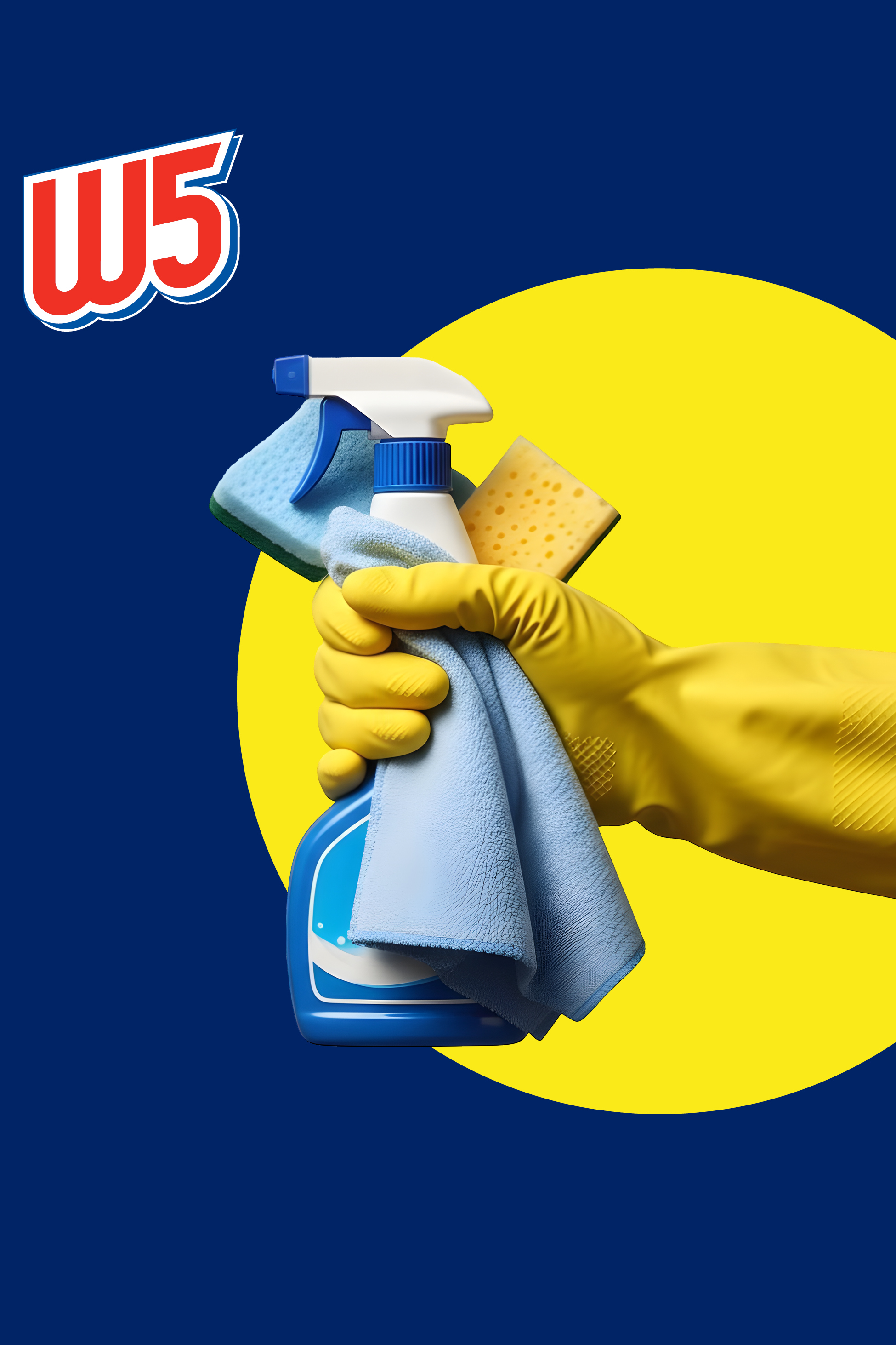 Ruka u žutoj rukavici drži plavu bocu s raspršivačem, krpu i spužve za čišćenje.