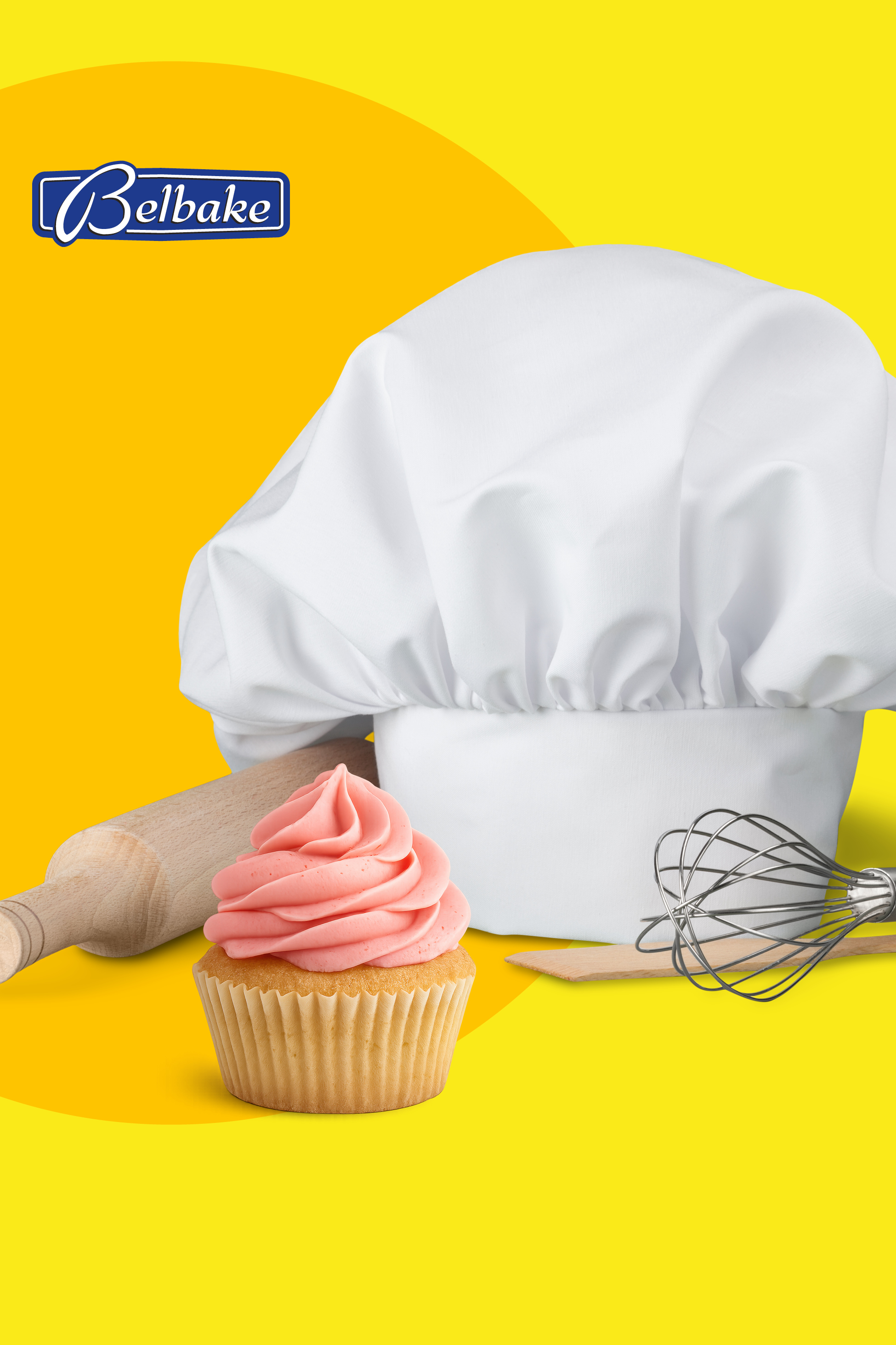 Kuharska kapa, valjak za tijesto, pjenjača i ukrašeni muffin na žutoj pozadini.