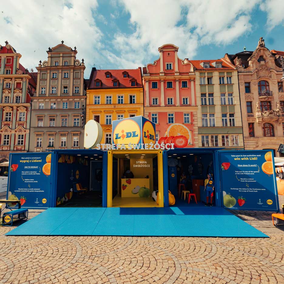 Lidl instalacija s temom voća i povrća, s igrama i aktivnostima, na gradskom trgu.