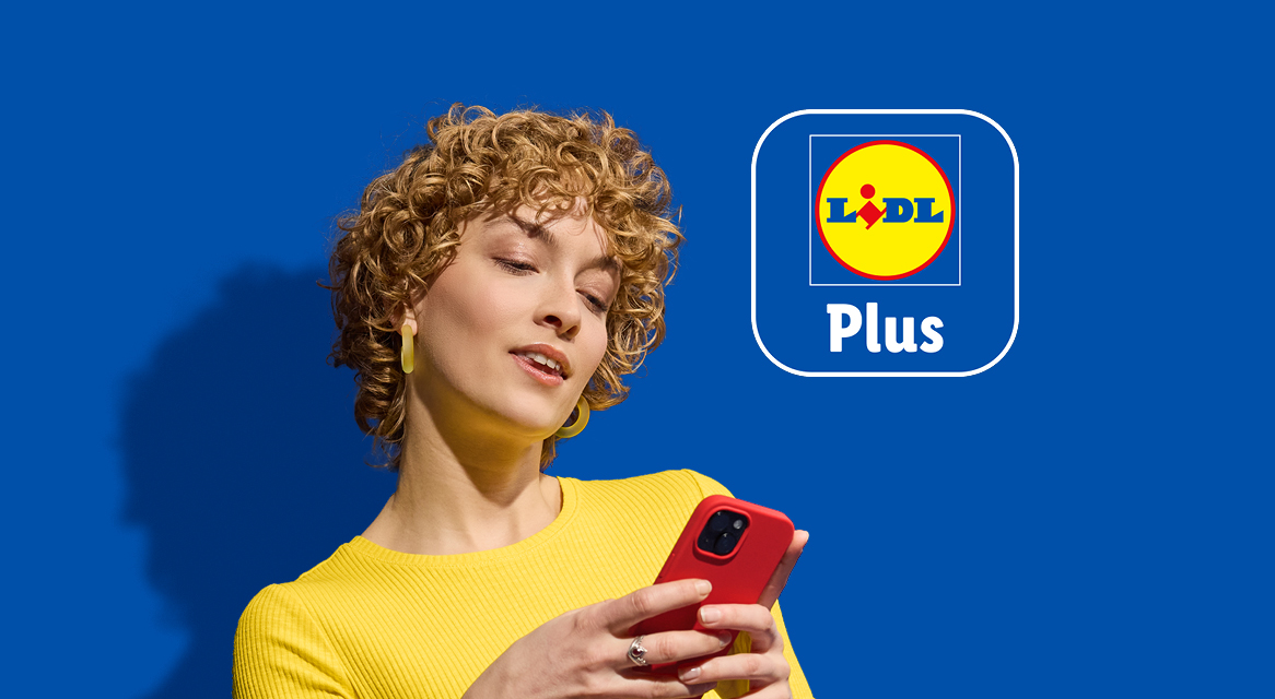 Žena gleda u mobitel s Lidl Plus logom
