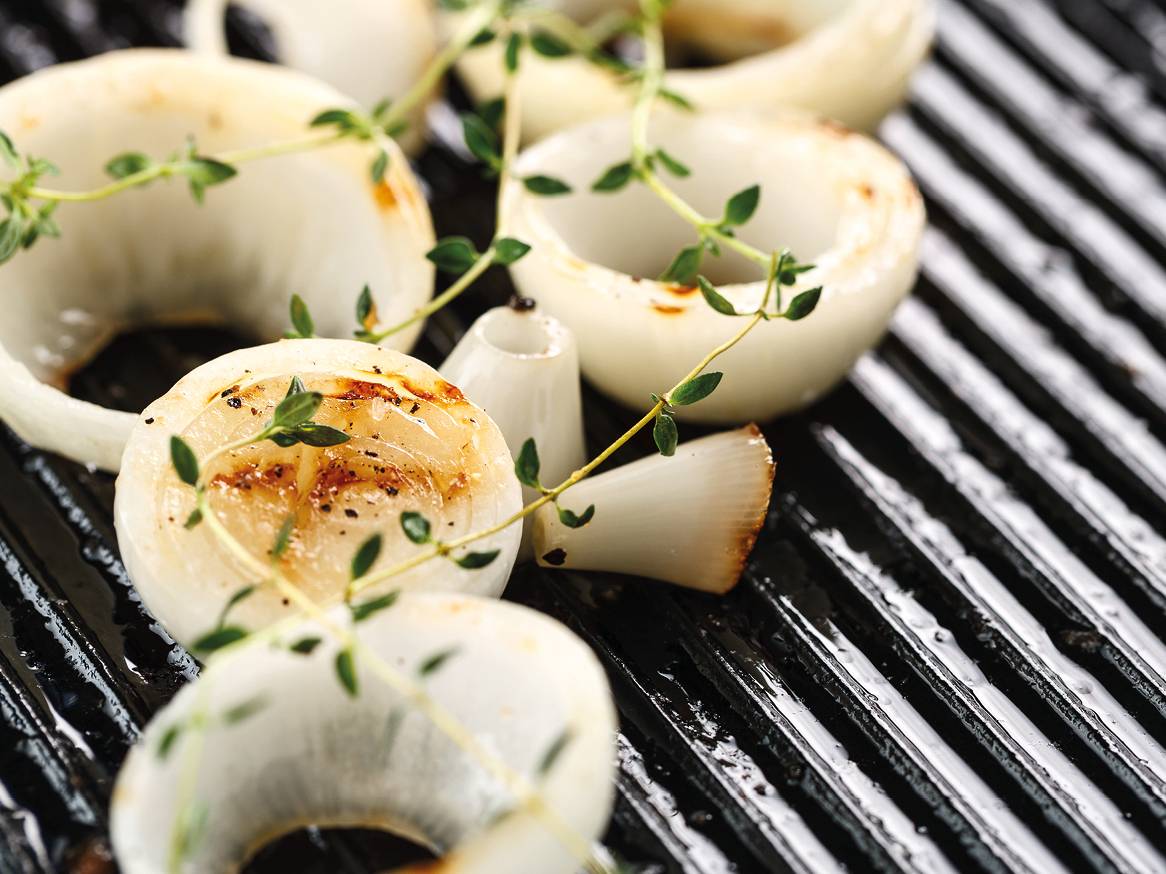 Grillani luk s timijanom na rešetki.