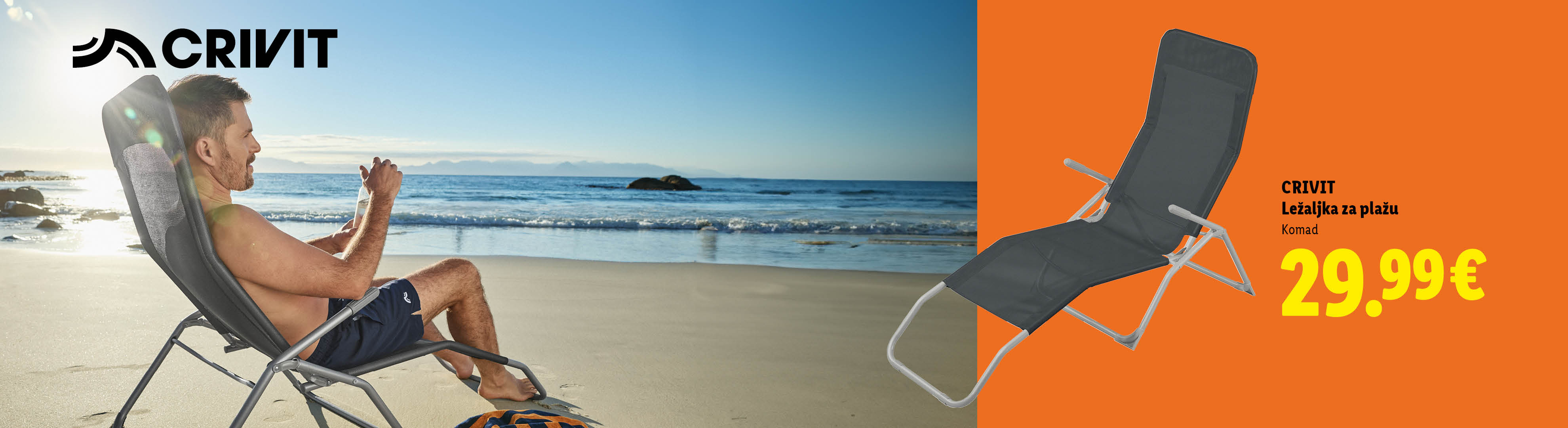 Muškarac se opušta na ležaljci za plažu na pješčanoj plaži. Ležaljka za plažu: 29,99 €.