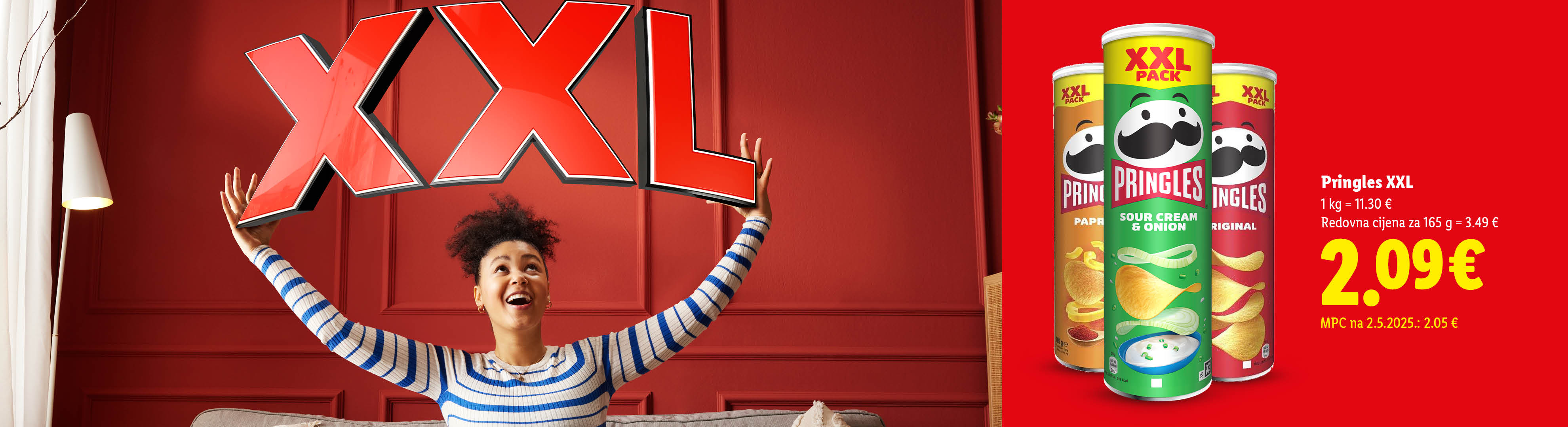 Žena drži natpis 'XXL' iznad glave, a pored su tri pakiranja čipsa s natpisom 'XXL Pack' i cijenom od 2.09€.