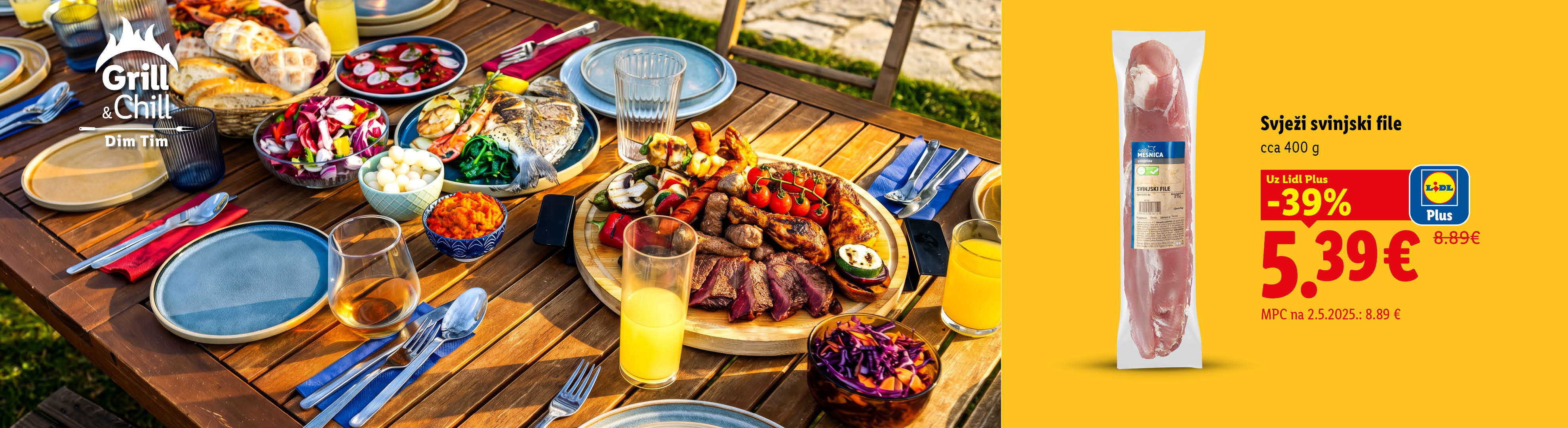 Roštilj i opuštanje uz raznovrsnu hranu na stolu, s pakiranjem svinjskog filea u prvom planu.