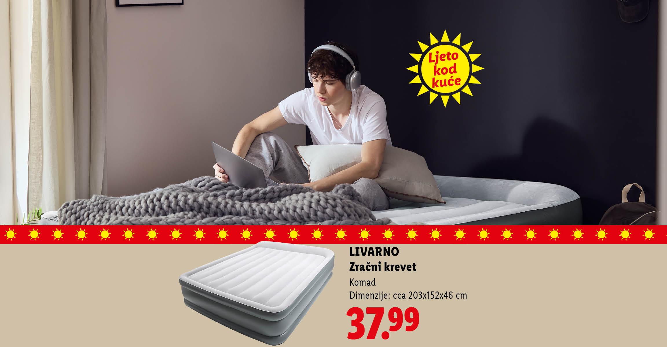 Mladić na zračnom krevetu s prijenosnim računalom, uz natpis 'Ljeto kod kuće' i cijenu 37.99.