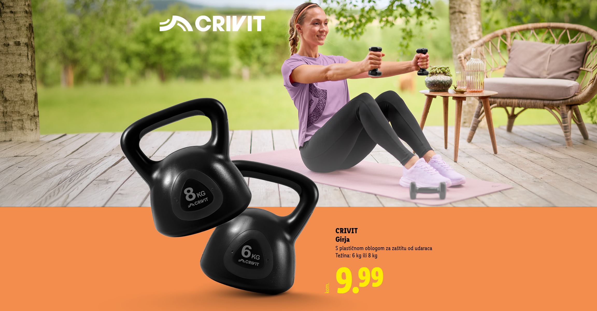 Žena vježba na prostirci na terasi, a pored su prikazane dvije crne girje od 6 kg i 8 kg.