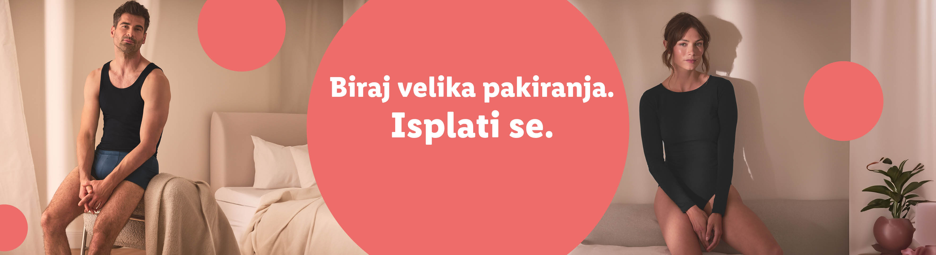 Muško i žensko donje rublje u spavaćoj sobi. Tekst: Biraj velika pakiranja. Isplati se.