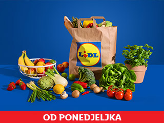 Torba za kupovinu s logotipom Lidl, okružena svježim voćem i povrćem.