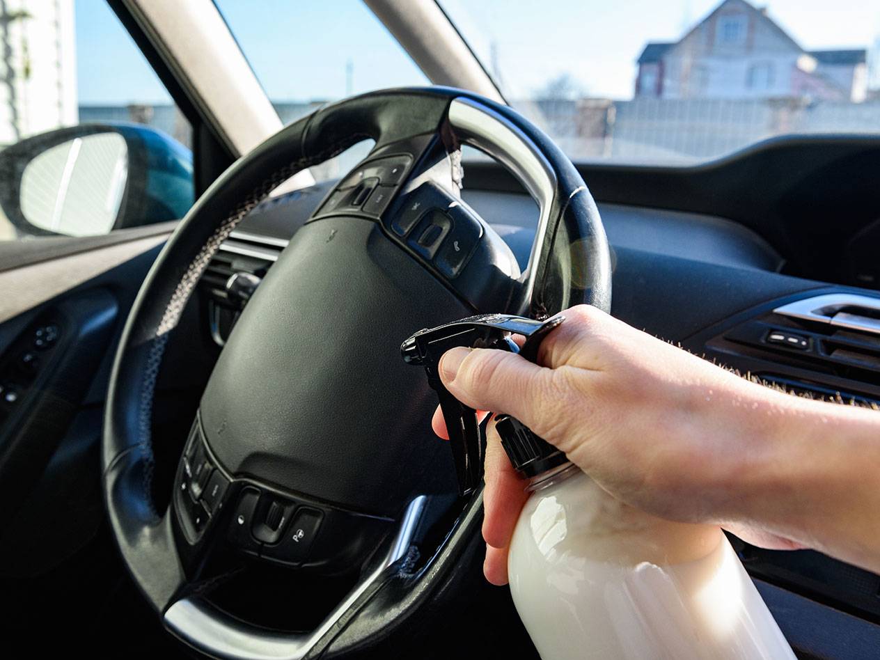 Čišćenje unutrašnjosti automobila sprejem