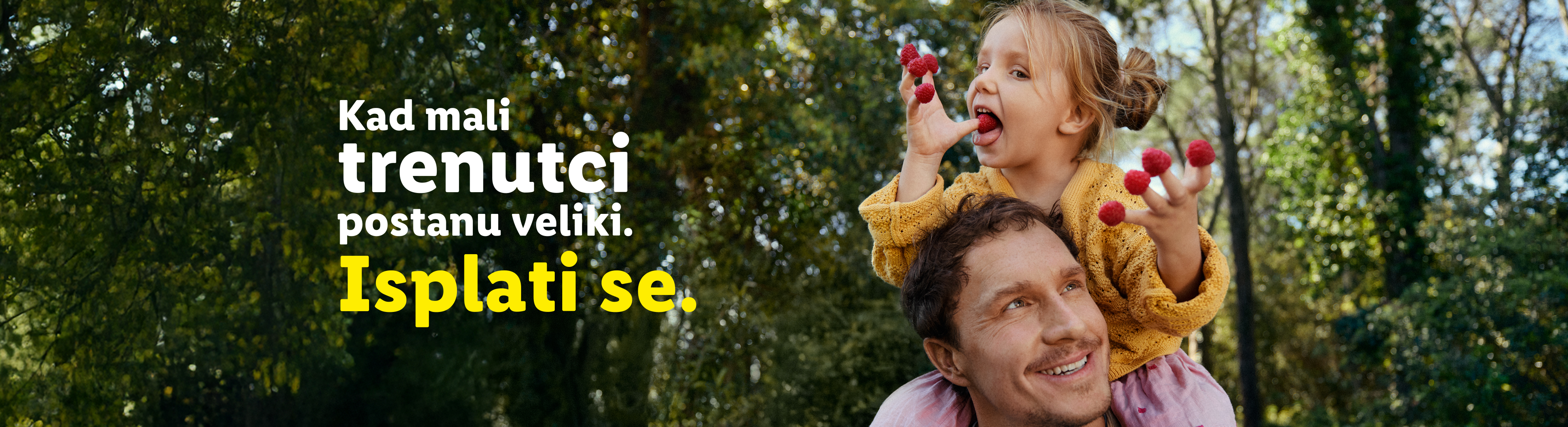 Otac nosi kćer na ramenima dok ona jede maline, s tekstom: 'Kad mali trenuci postanu veliki. Isplati se.'