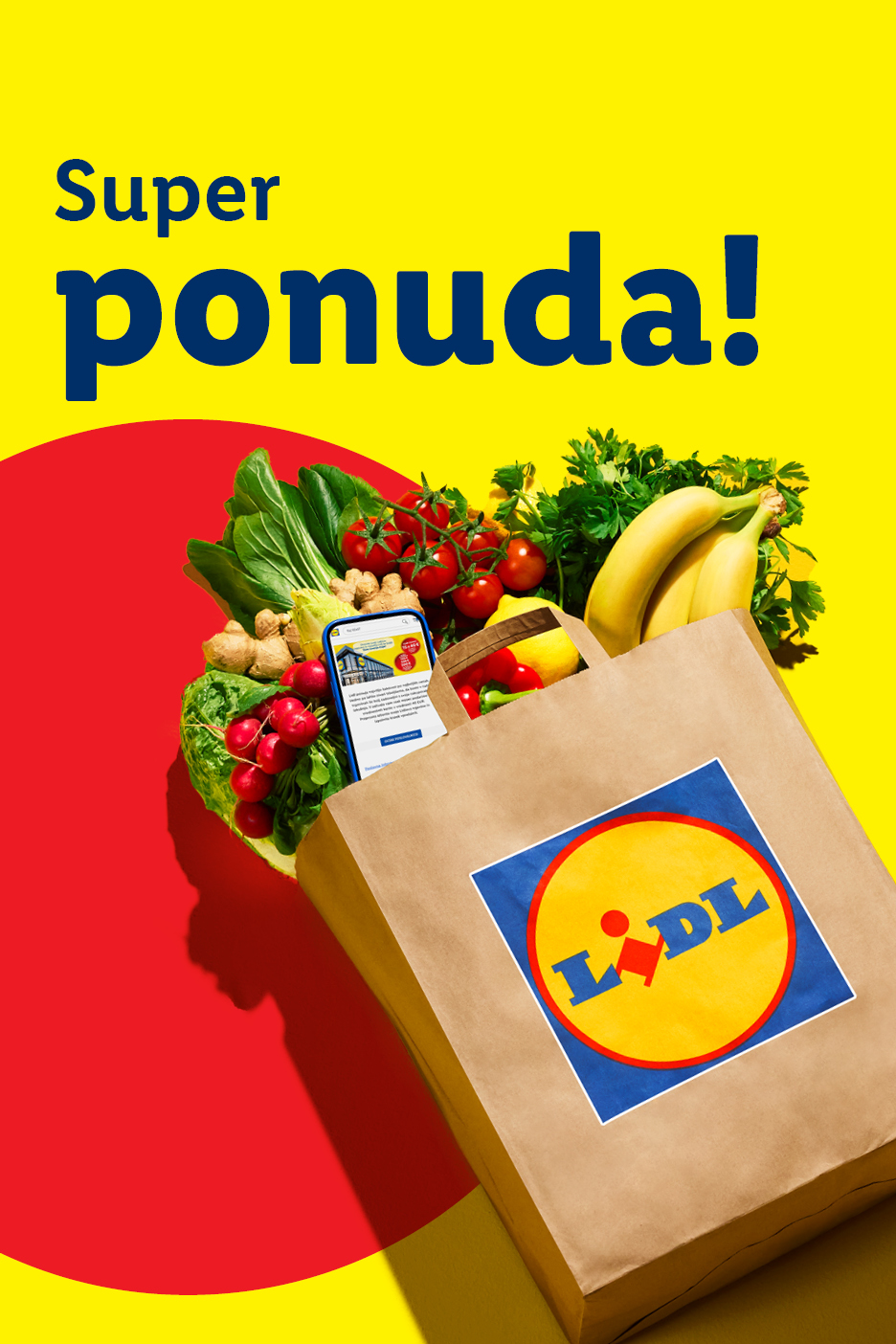 Lidl papirnata vrećica s namirnicama: rajčice, banane, zeleno povrće, đumbir, rotkvice i pametni telefon s Lidl aplikacijom. Tekst: Super ponuda!