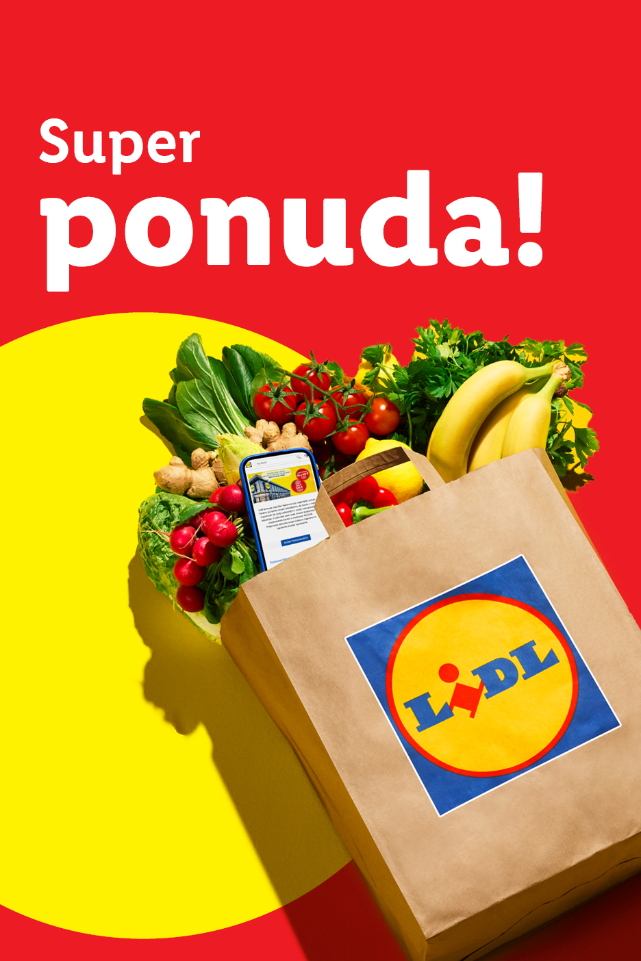Super ponuda! Papirnata vrećica puna svježeg voća i povrća, s mobitelom koji prikazuje aplikaciju.
