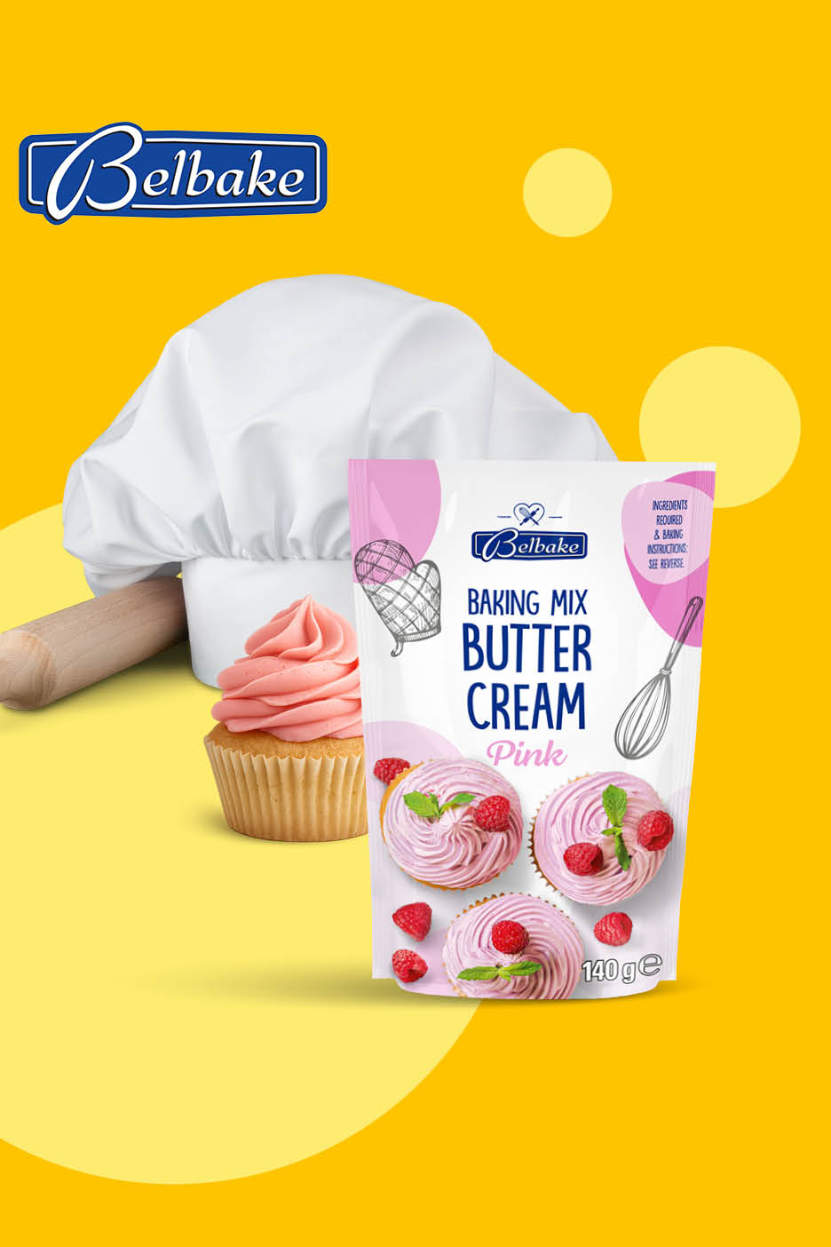 Pakiranje mješavine za ružičastu kremu za kolače s kapicom kuhara i valjkom u pozadini.