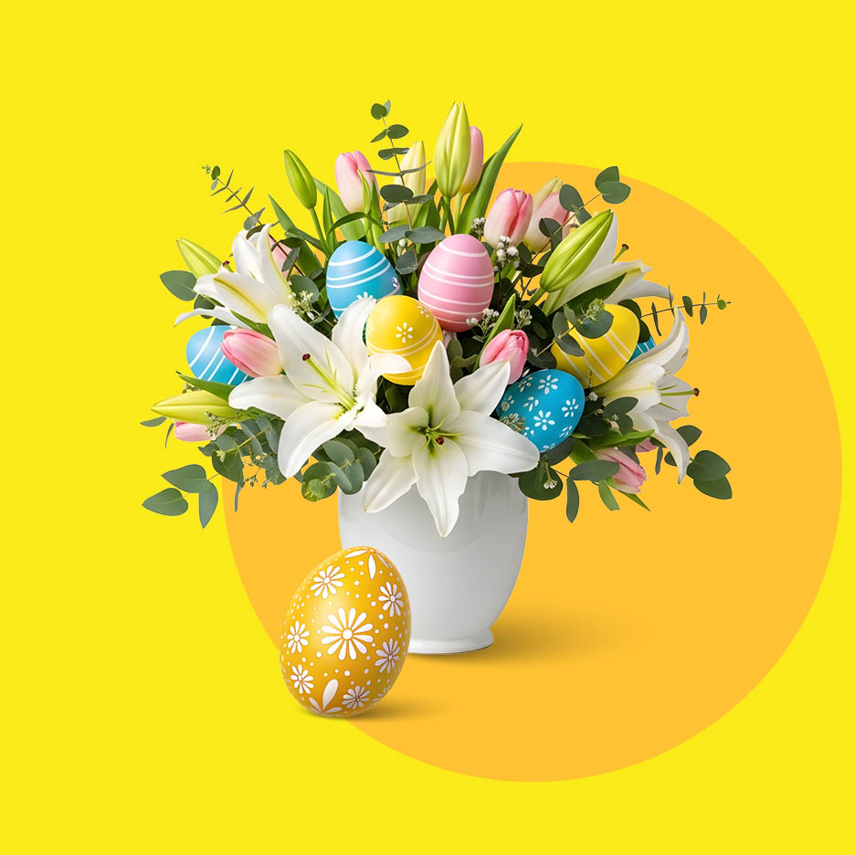 Uskršnji buket s bijelim ljiljanima, ružičastim tulipanima i šarenim uskršnjim jajima.