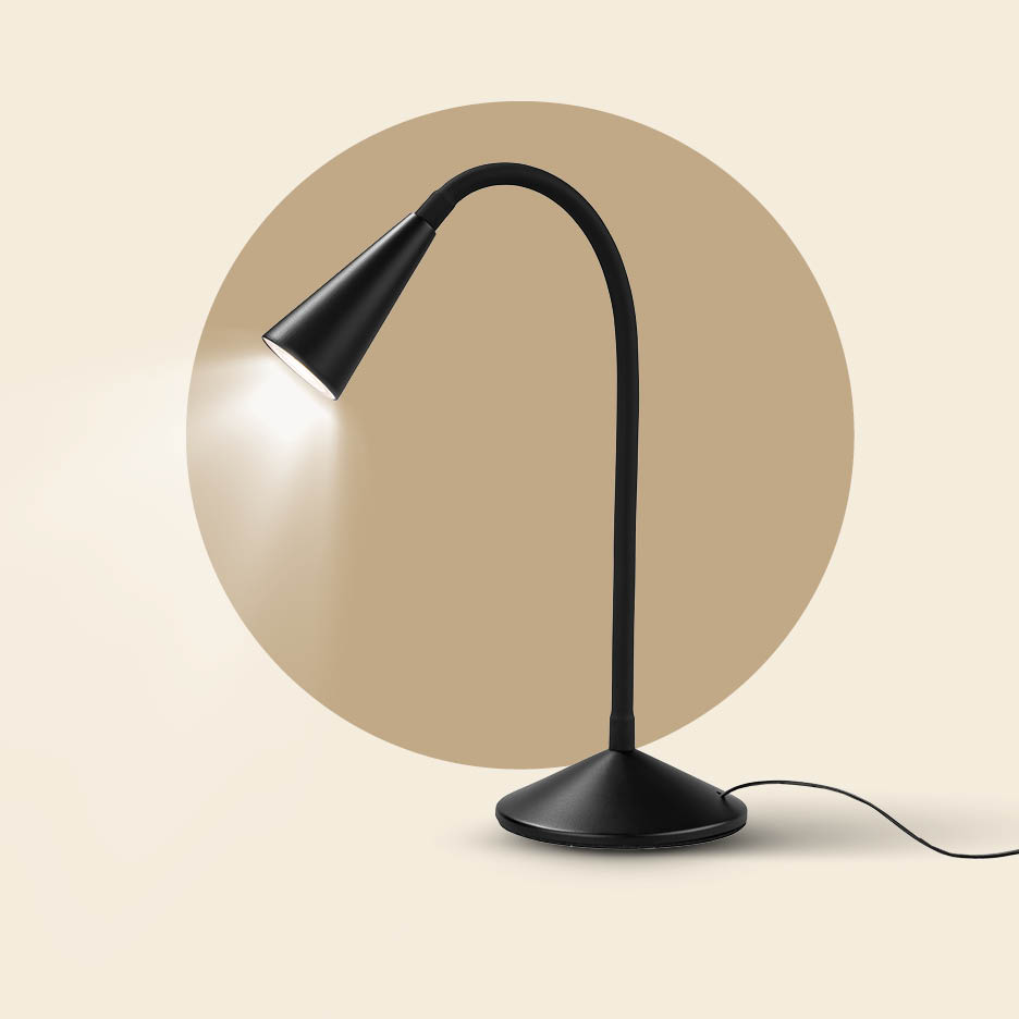 Crna stolna svjetiljka s fleksibilnim vratom i uključenim svjetlom na bež pozadini.