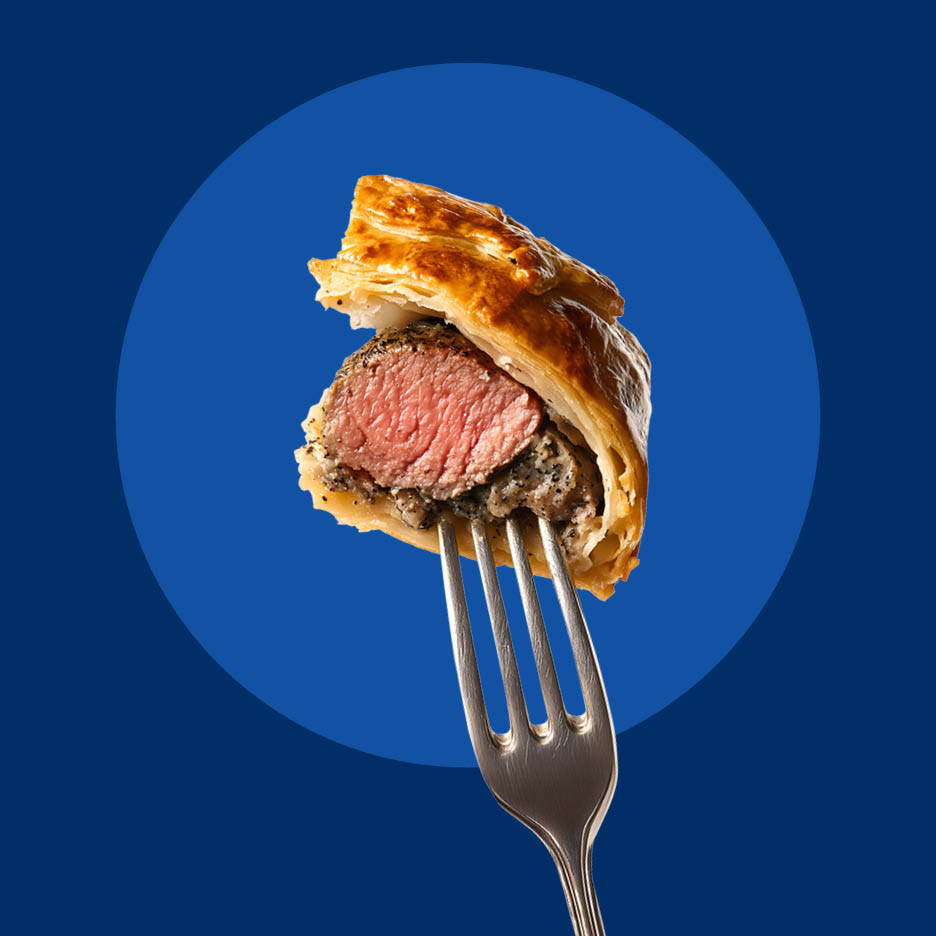 Komad govedine Wellington na vilici, s ružičastom sredinom i hrskavim tijestom.