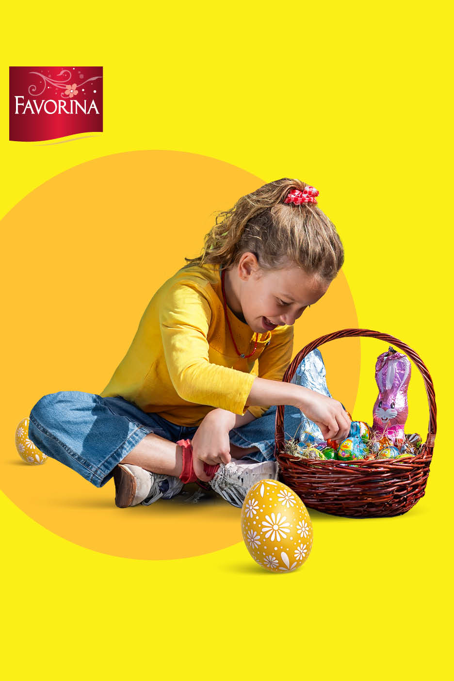Djevojčica sjedi na podu i vadi čokoladna jaja i zečeve iz košare, s uskršnjim jajima uokolo.