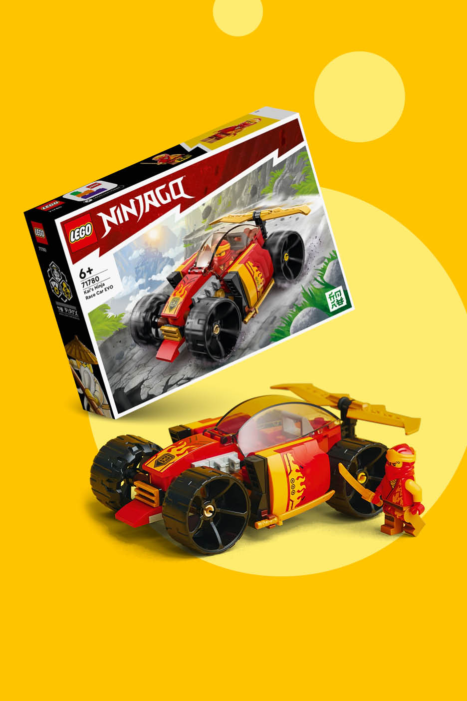 Crveni trkaći automobil od kockica s kutijom i figuricom nindže na žutoj pozadini.