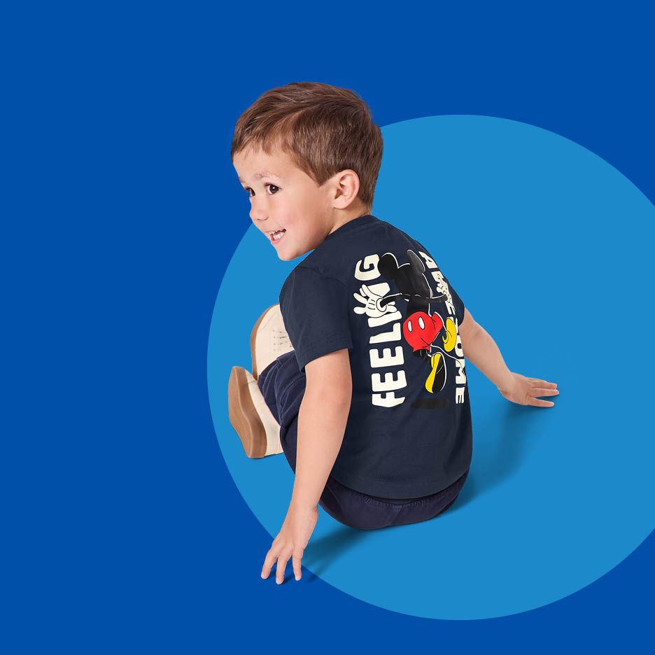 Dječja majica kratkih rukava s otiskom crtanog lika i natpisom 'FEELING AWESOME'.