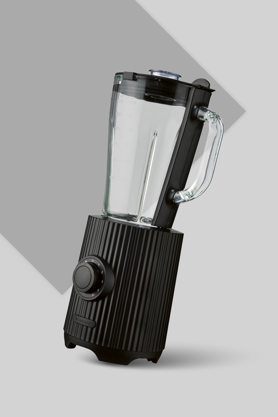 Crni blender s rebrastom bazom i staklenom posudom, nagnut na sivoj pozadini.