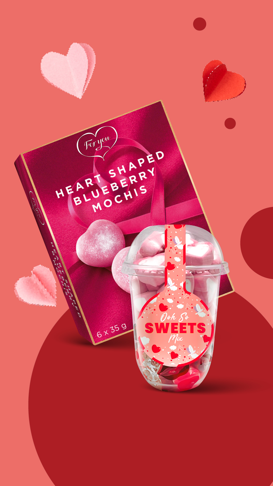 Kutija mochi kolača u obliku srca s okusom borovnice i prozirna čaša slatkiša, na crvenoj pozadini.
