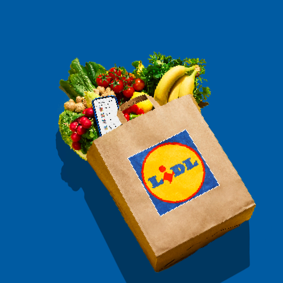 Papirnata vrećica puna svježeg voća i povrća, s pametnim telefonom unutra, na plavoj pozadini.